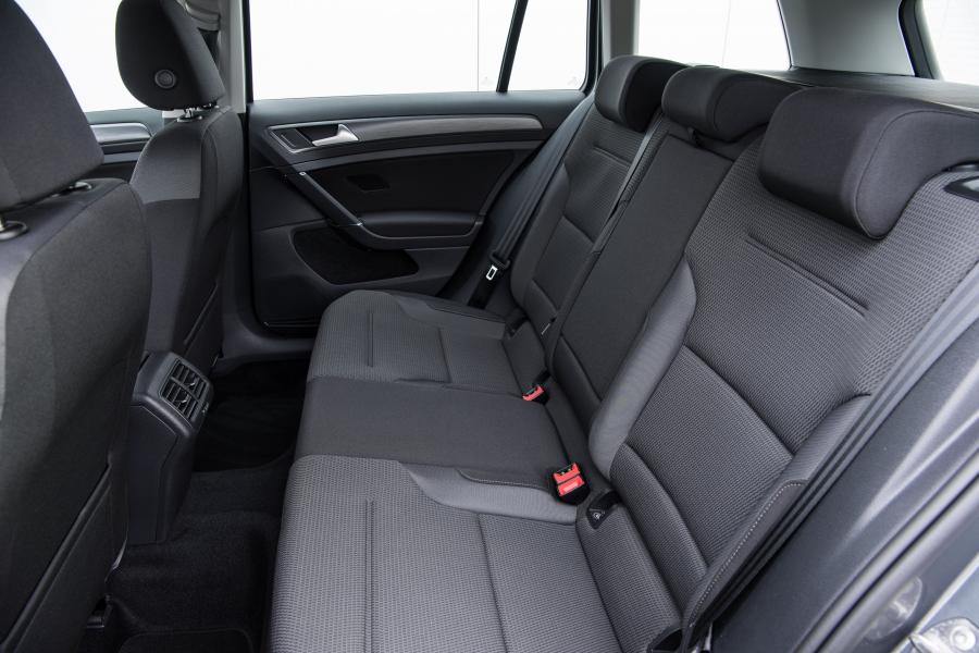Интерьер Volkswagen Golf TSI Estate 2017 года  (UK) (фото 15 из 24)